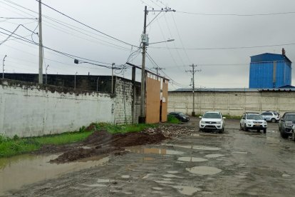 De los patios de esta bodega en Pascuales se llevaron los automotores.