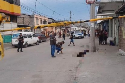 Junto a una acera quedó el cuerpo de Daniel Cevallos.