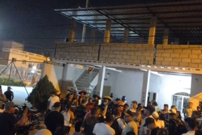 Amigos de alias Moro lo recibieron con algarabía.