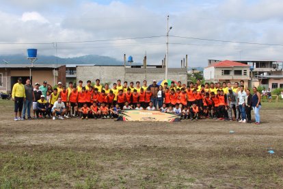 Chicos de 13 hasta los 18 años entrenan en la  cancha de La Corona dos, de Naranjal.