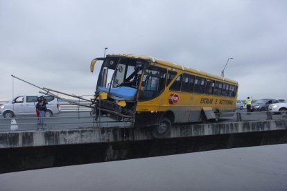 El bus derribó las barandas que dan hacia el río, quedando una parte de la carrocería en el aire.