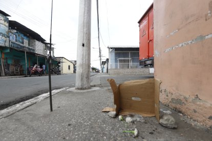En el sitio donde murió Flores, los moradores colocaron una vela en su memoria.