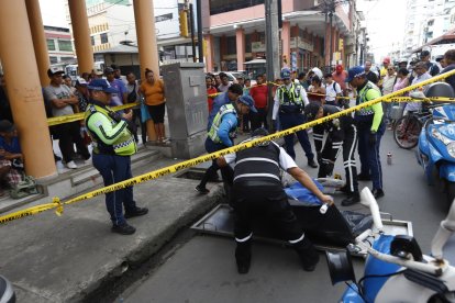 El cadáver quedó a un costado de la vereda y fue retirado por agentes de tránsito. El hombre pereció minutos después, relató un testigo.