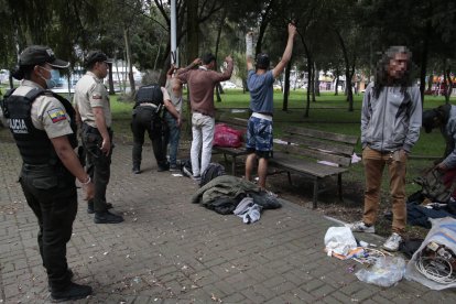 Durante los operativos, la Policía suele ir con miembros de algunas fundaciones para que ayuden a rehabilitar a los indigentes.