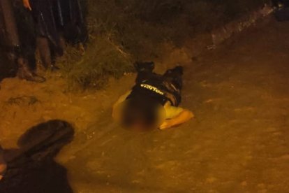 Gendarmes que llegaron a la zona del crimen encontraron el cuerpo tendido en la calle.