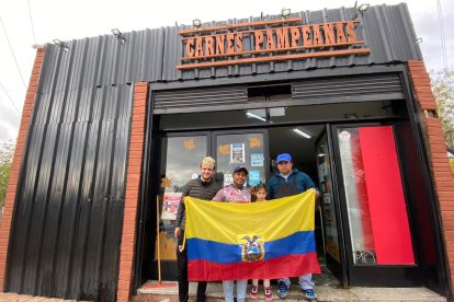 Jordy Sizalima trabaja en una carnicería en San Juan, Argentina. Su día inicia desde las 10:00 y termina a las 21:00.