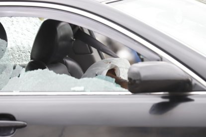 Un conductor fue abatido en su auto, en el norte de Guayaquil.