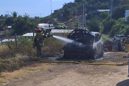 El auto en que se movilizaban los victimarios fue incinerado.
