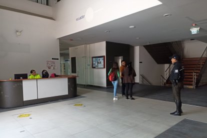 Parientes de la adulta mayor asistieron a la audiencia de formulación de cargos.