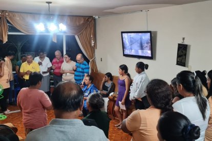 Familiares, vecinos y amigos de Diego Alcívar se reúnen todas las noches para rezar por su regreso. La fe los une.