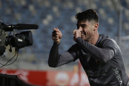 Facundo Rodríguez de Liga de Quito celebra tras anotar contra Magallanes, durante un partido por el grupo A de la Copa Sudamericana, en el Estadio El Teniente en Rancagua (Chile).