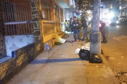 La mujer baleada quedó tendida sobre la vereda.