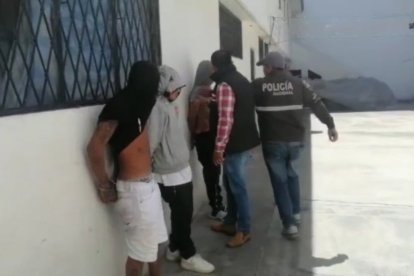 Estos tres individuos son investigados porque habrían robado un vehículo y la su conductor lo abandonaron.