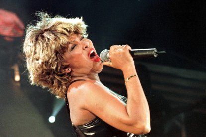 Sopot (Poland), 16/08/2000.- (FILE) US rock-legend Tina Turner performs on stage of the Hippodrome in Sopot, in the last concert of her European tour in Sopot, Poland, 15 August 2000 (reissued 24 May 2023). US singer Tina Turner has died at the age of 83 on 24 May 2023. She died after a long illness in her home in Kuesnacht in Switzerland, her representative said. (Polonia, Suiza, Roma) EFE/EPA/MACIEJ KOSYCARZ *** Local Caption *** 99323437