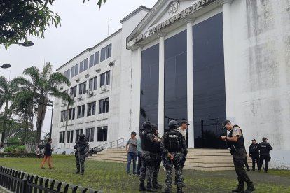 Tanto funcionarios como usuarios fueron desalojados de la entidad judicial