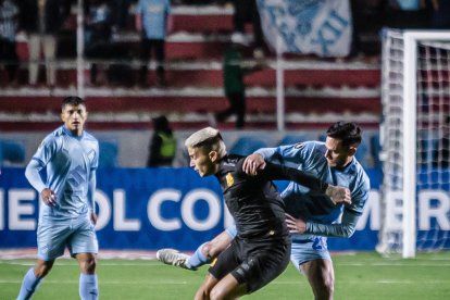Barcelona cayó ante Bolívar de Bolivia (celeste), en el último duelo de la Copa Libertadores.