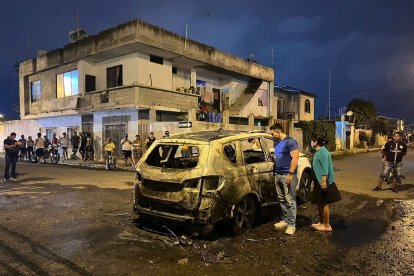 Previo al incendio del vehículo, moradores escucharon detonaciones de arma de fuego.