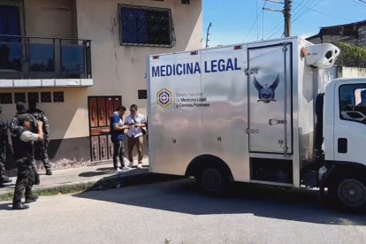 Autoridades llegaron hasta el lugar de los hechos para hacer el levantamiento del cadáver y empezar las investigaciones