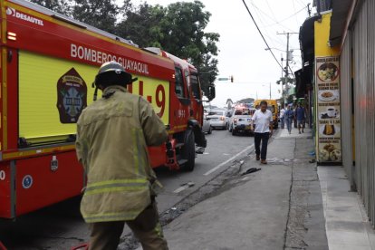 Bomberos que acudieron a la zona limpiaron la calzada.