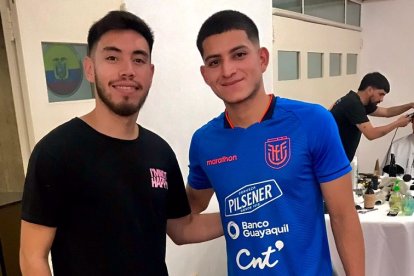 Francisco Miranda (i) y otro colega argentino (atrás) fueron los encargados de cortarle el cabello a los jugadores de la Mini-Tri.