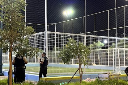 A un costado de la cancha quedó el cuerpo del adolescente.