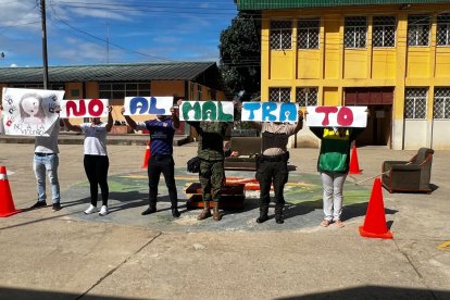 "No al maltrato", "No a la violencia", decían los carteles elaborados por la ciudadanía.