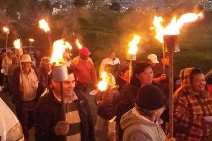 La marcha de antorchas fue organizada por moradores del occidente de Quito.