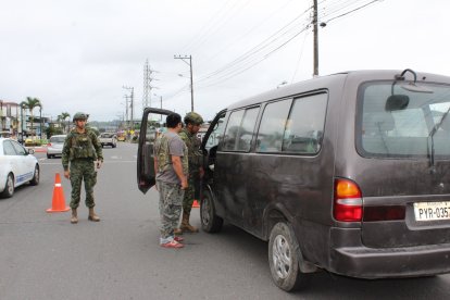 Se han intensificado los controles policiales y militares para dar con alguna pista que permita localizar al pariente del jugador.