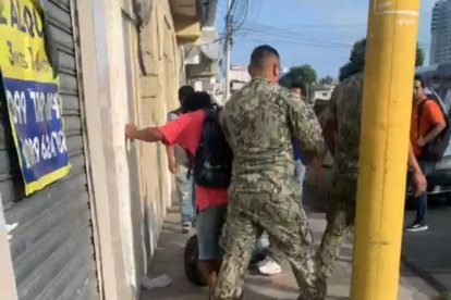 Militares usaron la fuerza sobre el presunto ladrón.