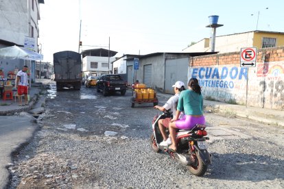 Las 'naves' que transitan por esa vía terminan apaleadas por los baches.