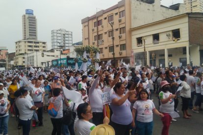 Feligreses recorren el centro de Guayaquil en honor a la Virgen María.
