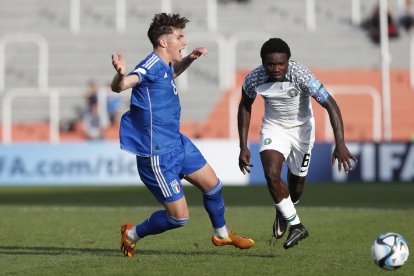 El defensa y capitán de la sub-20 de Nigeria, Daniel Bameyi (d), es una de las figuras del combinado de su país.