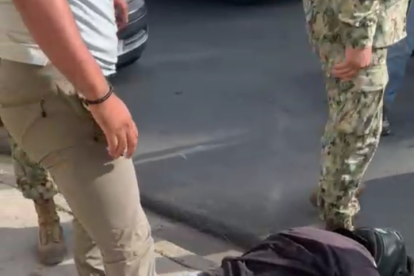 El momento en que es detenido el asaltante fuera de la casa del alcalde de Salinas.