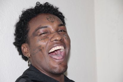 El Carlos Mina 2023 tiene tatuada la cara con su marca de ropa y sus apodos. Dice que no ha contado los que tiene y va por más.