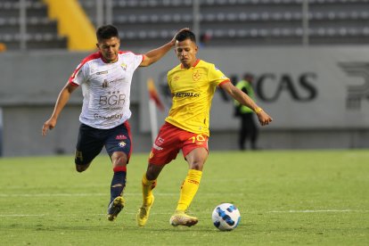 Bryan Tana (i) destaca como volante de marca en El Nacional.