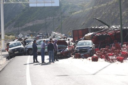 Un tráiler que llevaba gaseosas provocó un terrible accidente de tránsito en Guayllabamba.