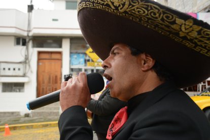 Carlos Sirino, quien llegó de Venezuela hace siete años, se unió al Mariachi callejero en pandemia. Ha educado su voz para entonar las rancheras más complejas.