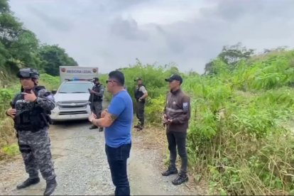 Agentes policiales llegaron al sitio para indagar ambos casos ocurridos en el noroeste de Guayaquil.