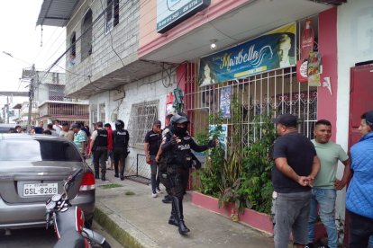 En este sitio ocurrió el crimen. Se hallaron cuatro casquillos percutidos 9 milímetros.