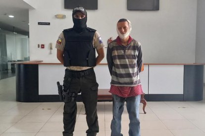 El detenido estaba en posesión de un revólver con tres municiones.