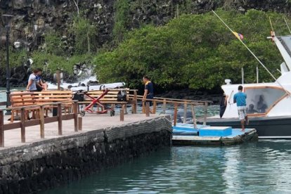 El cuerpo de la víctima, cuando arriba a Puerto Ayora, en la isla Santa Cruz.