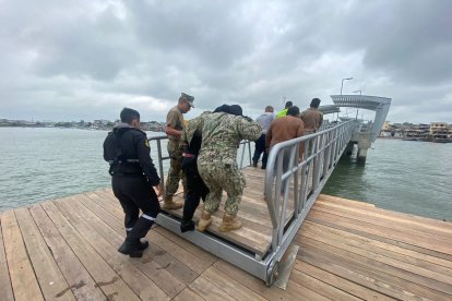 Momento en que los tres tripulantes sobrevivientes fueron rescatados del mar por personal de la Armada del Ecuador.