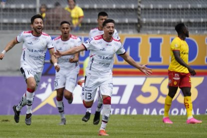 El volante David Noboa (c) marcó el primer gol del Deportivo Cuenca.