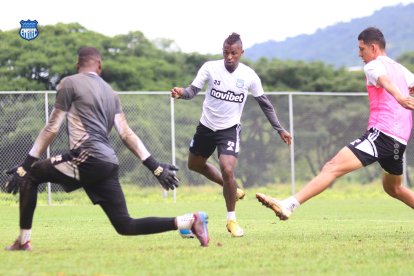 Miller Bolaños (c) se encuentra completamente recuperado de una molestia física.