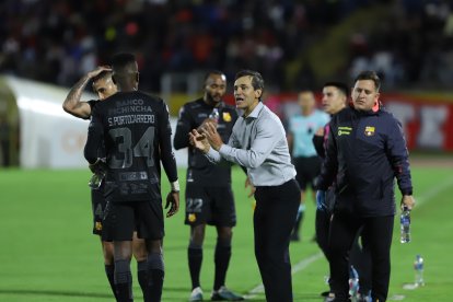 Fabián Bustos está en problemas, tiene pocos días para levantar el ánimo a sus jugadores y recuperar a los lesionados.