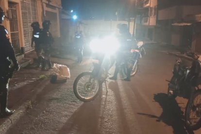 Agentes policiales acudieron ante la alerta que les dieron los moradores.