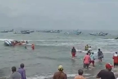 El fuerte oleaje provocó que la embarcación se vire y la víctima cayó al mar.