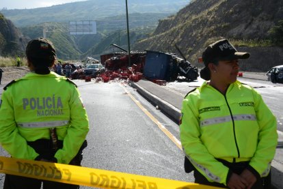 La Policía cercó el lugar del fatal accidente de tránsito de Guayllabamba.
