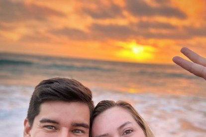 La pareja acostumbra a pasar días libres en la playa.