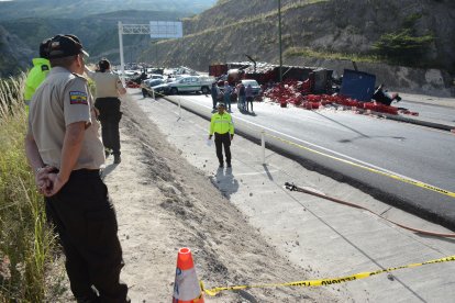 Los vehículos fueron revisados por los investigadores luego del siniestro múltiple.